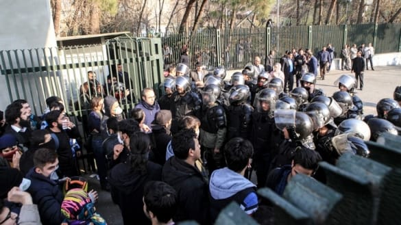 Iran: des manifestants attaquent une école religieuse