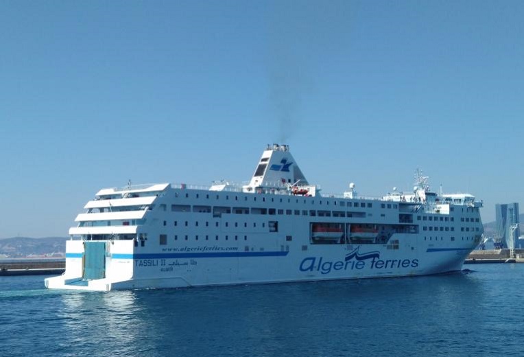 Collision entre deux navires au port d’Oran : des centaines de passagers bloqués