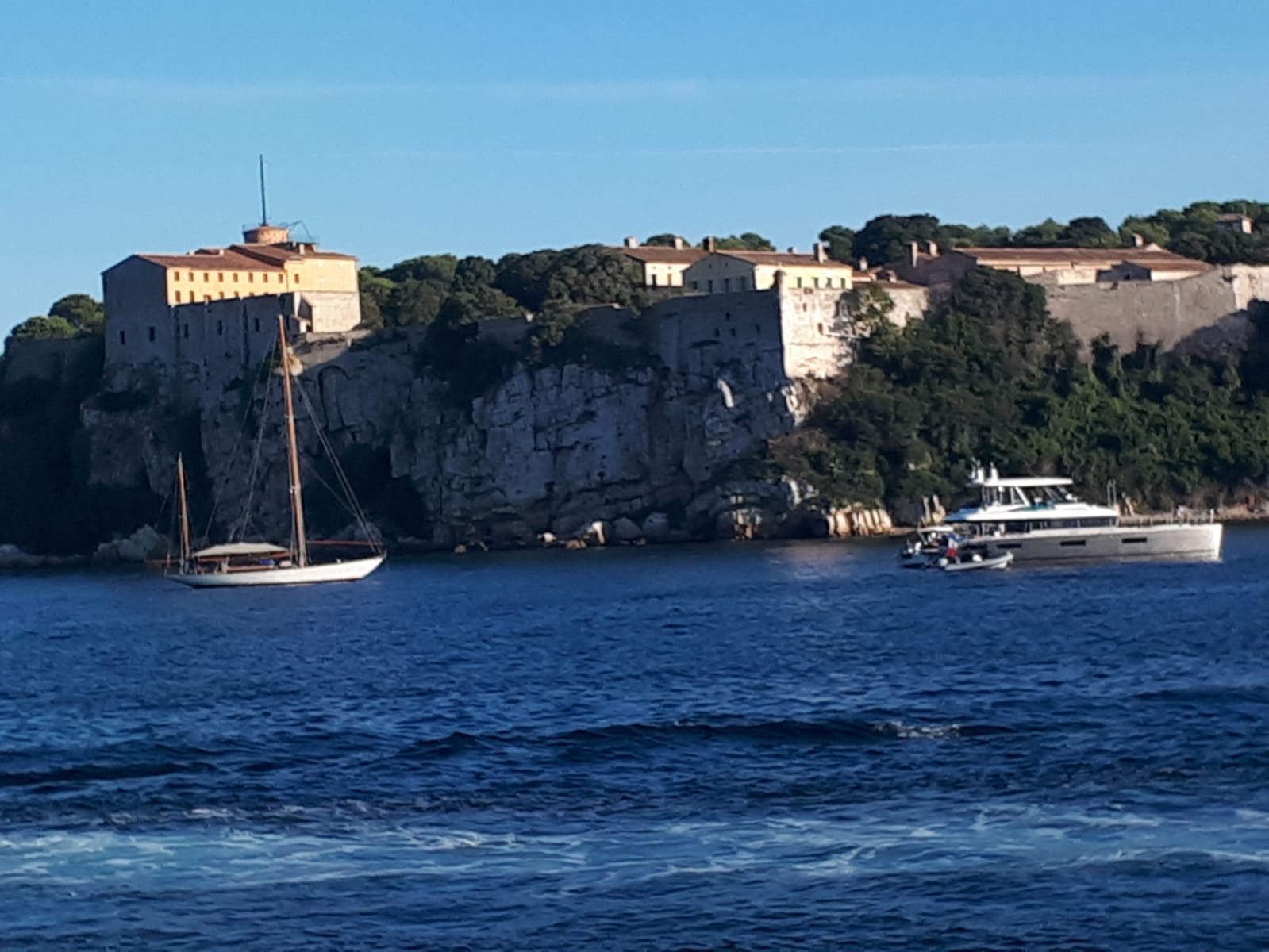 Au large de Cannes, un cimetière algérien méconnu