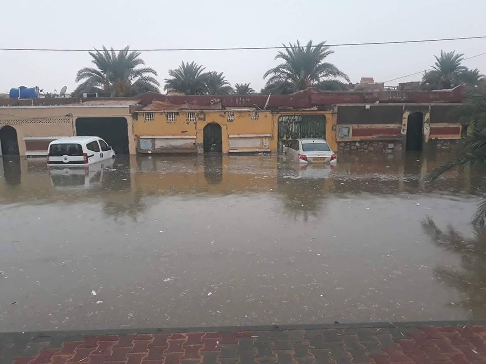 Météo : fortes chutes de pluie sur Ouargla, trafic routier quasiment  paralysé