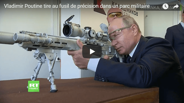 VIDÉO. Poutine montre ses talents de tireur avec un nouveau fusil Kalachnikov