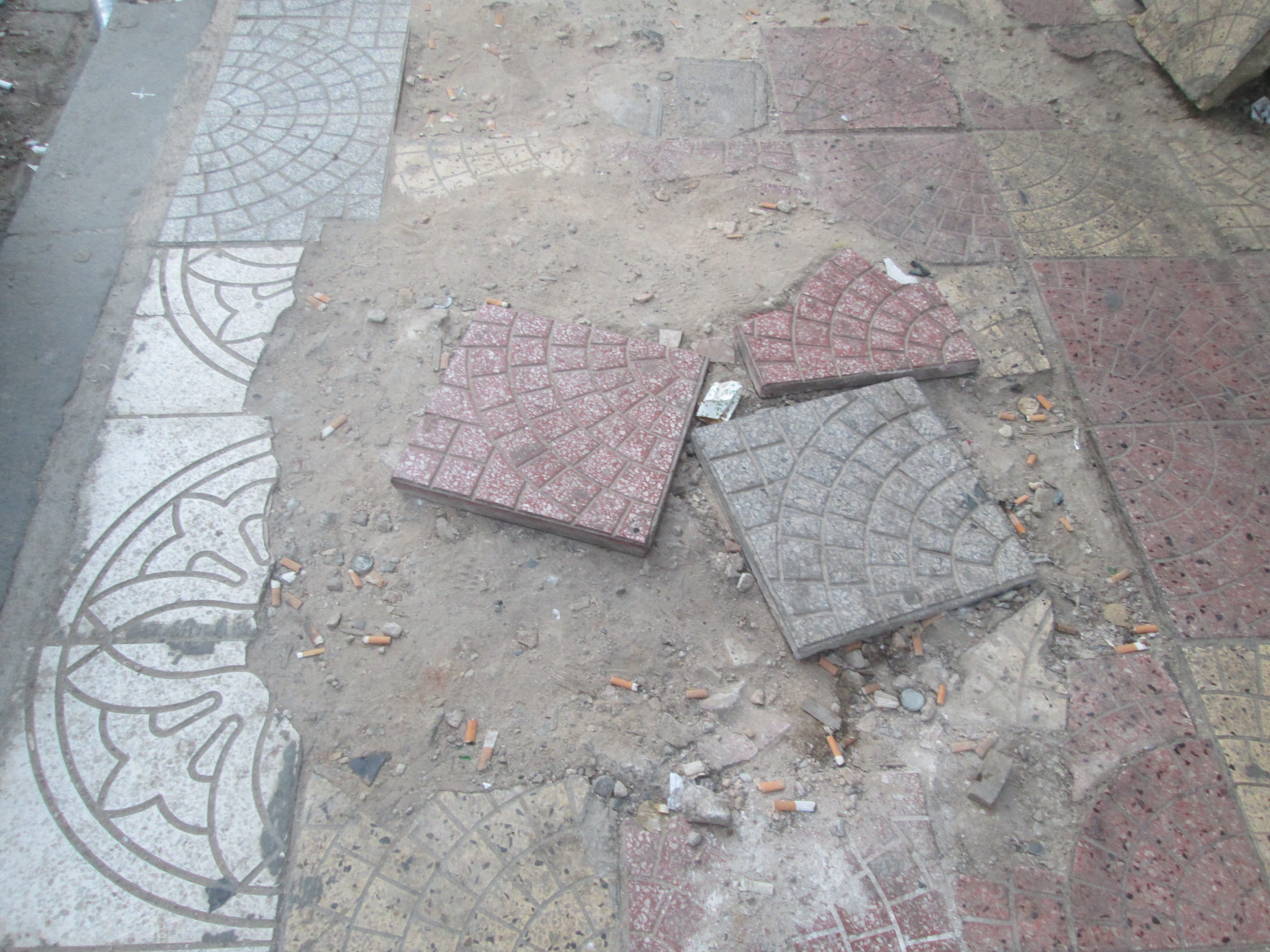 Trottoirs d’Alger : confisqués, défoncés et laissés à l’abandon