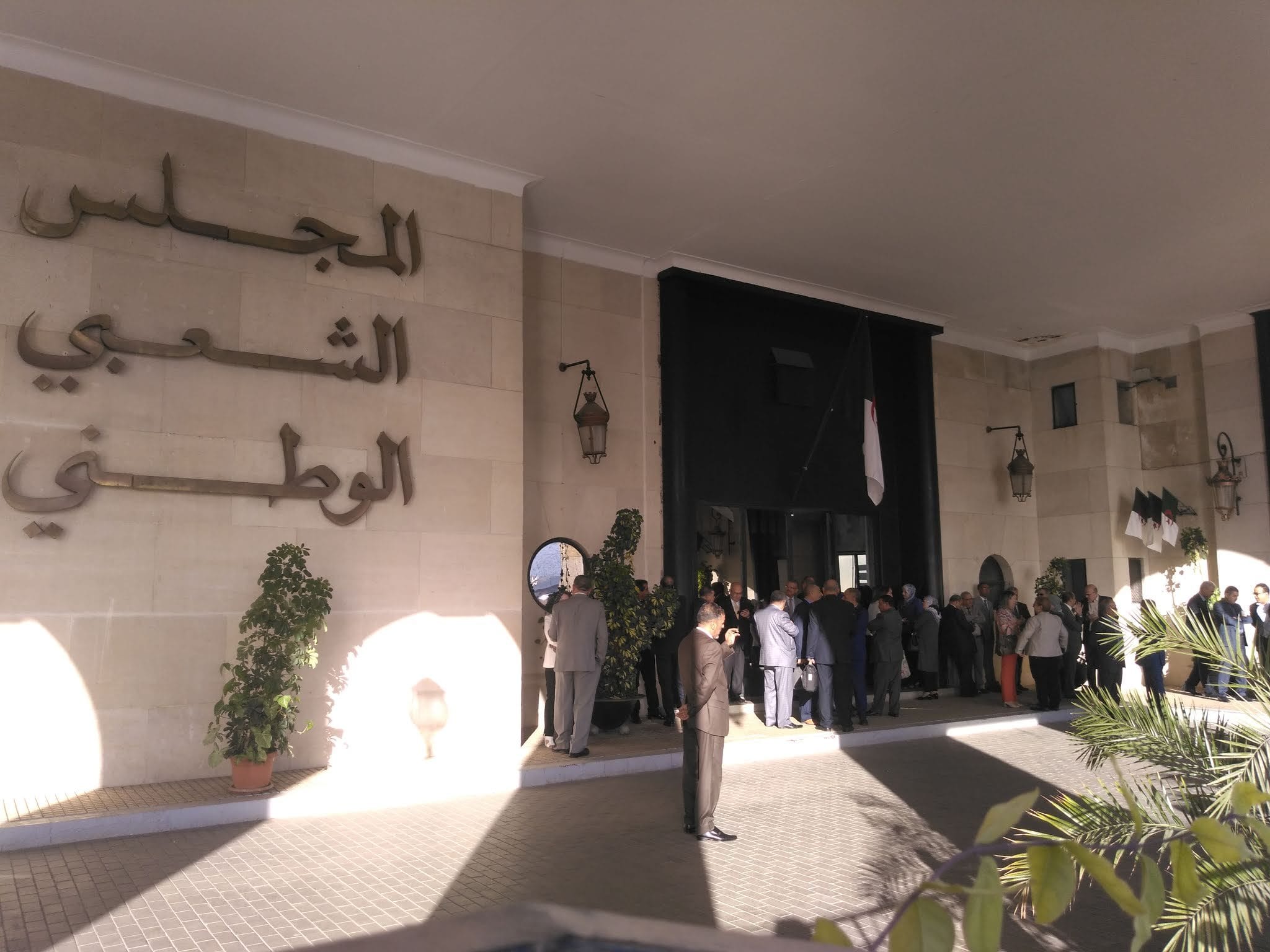 Les députés se rassemblent devant l’APN pour empêcher Bouhadja d’accéder à son bureau