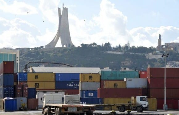 Ouyahia fixe les modalités d’élaboration de la liste des marchandises soumises au droit additionnel