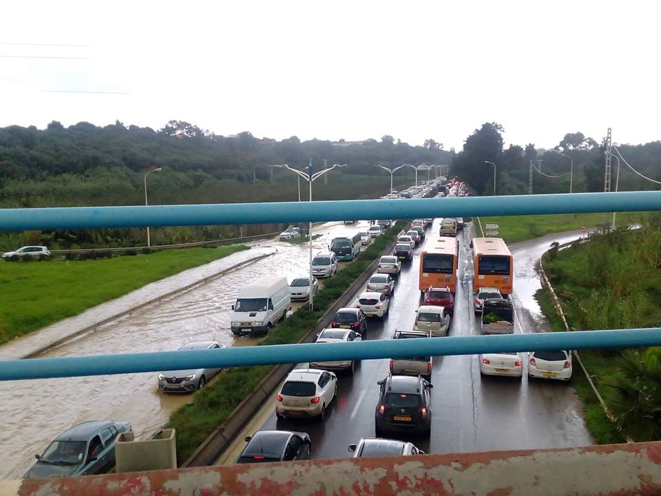 EN IMAGES – Inondations et circulation perturbée au centre du pays