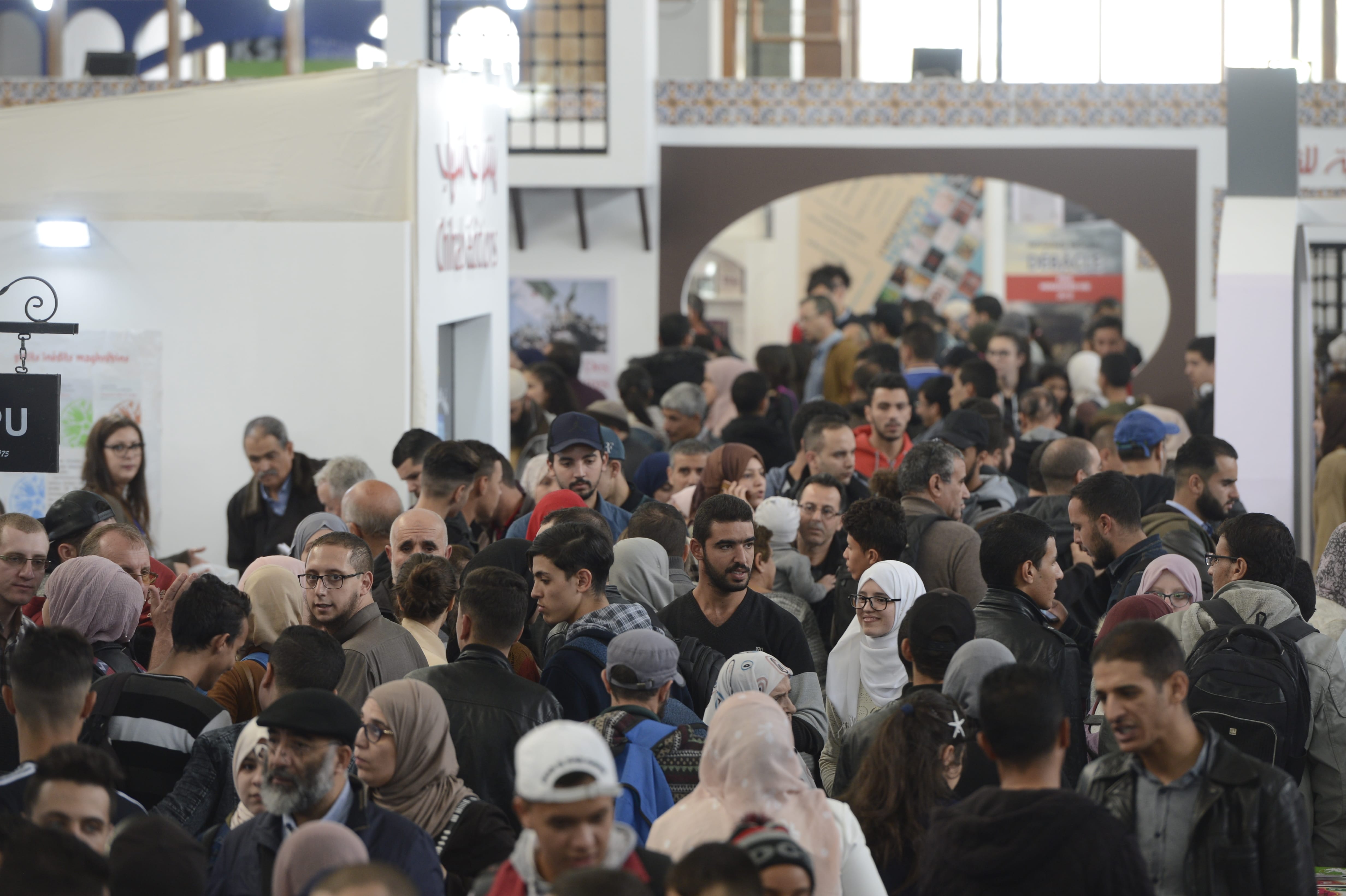 Au Salon du livre d’Alger, Yasmina Khadra et Kamel Daoud attirent la foule