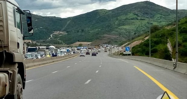 De nouvelles mesures pour interdire l’accès des camions en surcharge à l’autoroute Est-Ouest