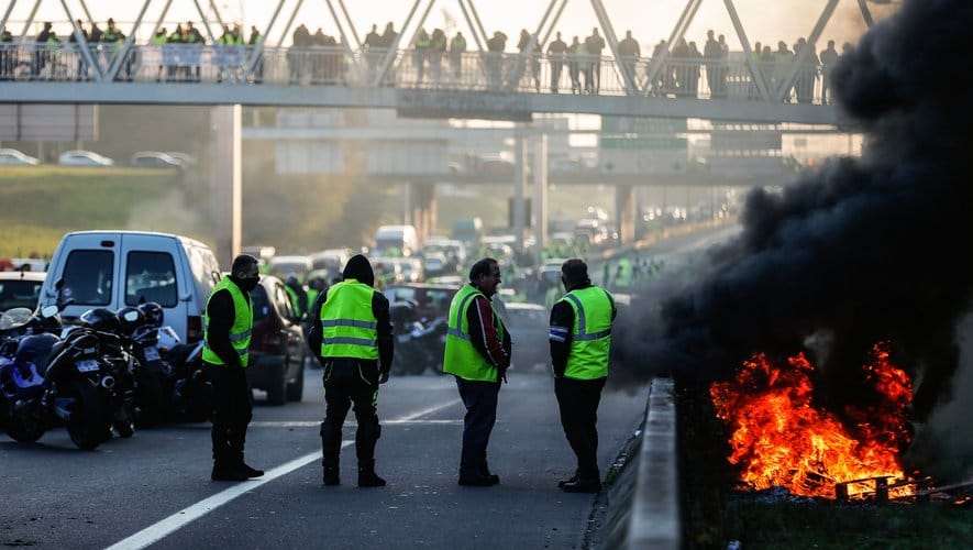 France: un mort et 200 blessés dans des manifestations contre la hausse des prix des carburants (Vidéos)