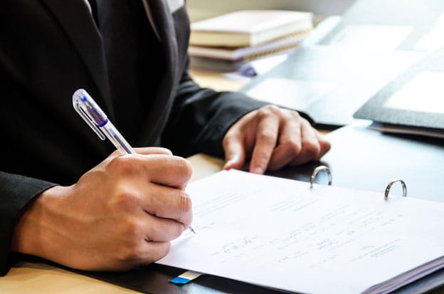 Les intellectuels, entre engagement et postures