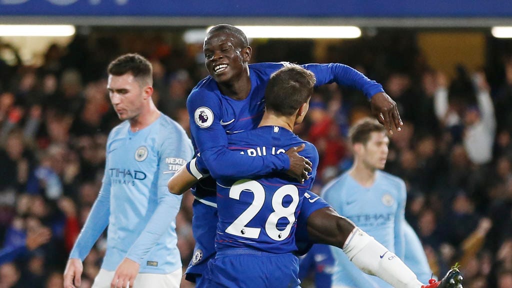 Angleterre: Manchester City battu par Chelsea, Liverpool leader