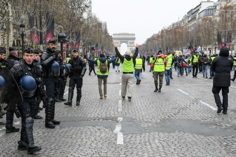 « Gilets jaunes » : à Paris, un samedi plus calme