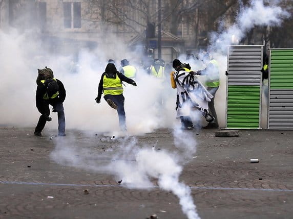 Flambée de violences à Paris plongée dans le chaos par les casseurs et les gilets jaunes (vidéos)