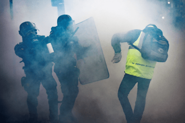 VIDÉOS – France : affrontements entre « Gilets jaunes » et forces de l’ordre à Paris