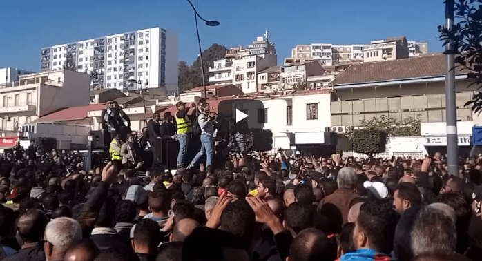 VIDÉOS – Béjaïa : une marée humaine dans la rue contre le blocage de Cevital