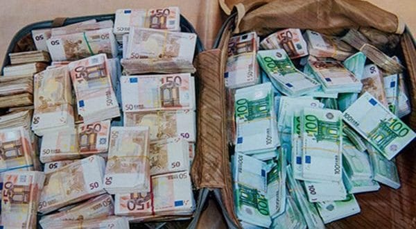 Aéroport d’Alger : saisie de 13500 euros sur un passager à destination de Paris