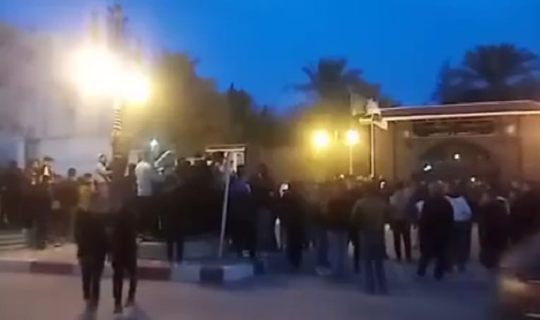 VIDÉO. Mort du jeune Ayache : la population manifeste devant le siège de la wilaya de M’sila