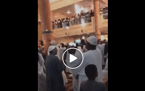 VIDÉO. Soudan : une manifestation à l’intérieur d’une mosquée