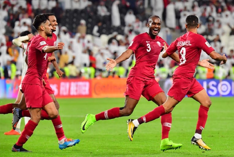 VIDÉO. Coupe d’Asie : première finale pour le Qatar, sous une pluie de chaussures