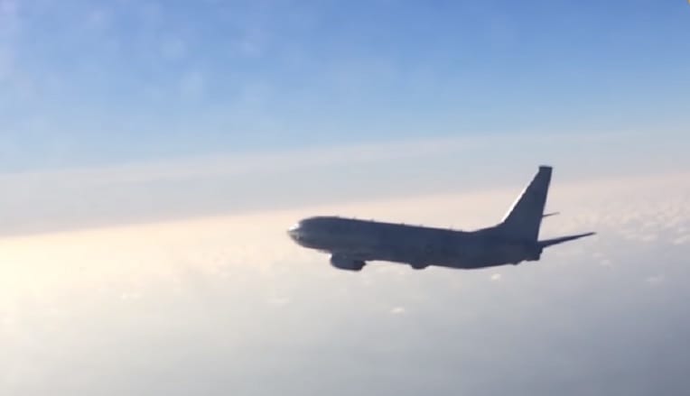 VIDÉO – Un avion de chasse russe intercepte un avion-espion américain