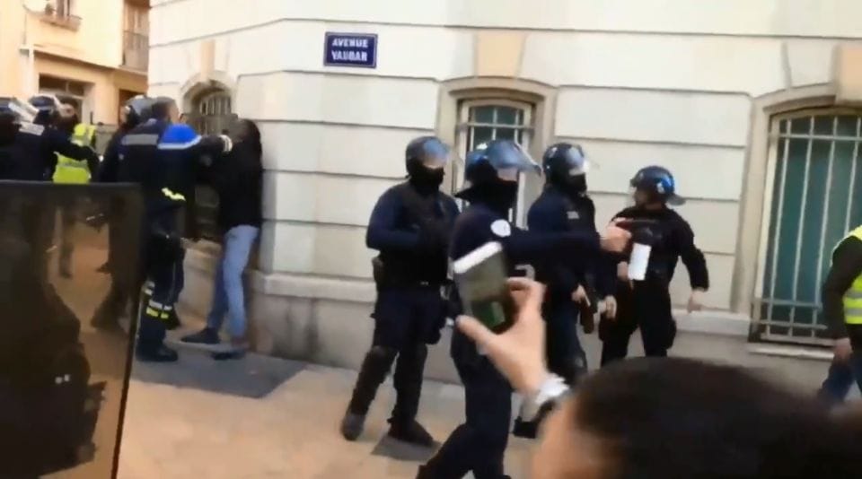 VIDÉOS. Gilets jaunes : un boxeur frappe un gendarme, un policier boxe un manifestant