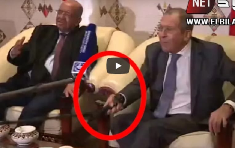 VIDÉO. « La poignée de main » entre Lavrov  et le microphone de l&rsquo;ENTV
