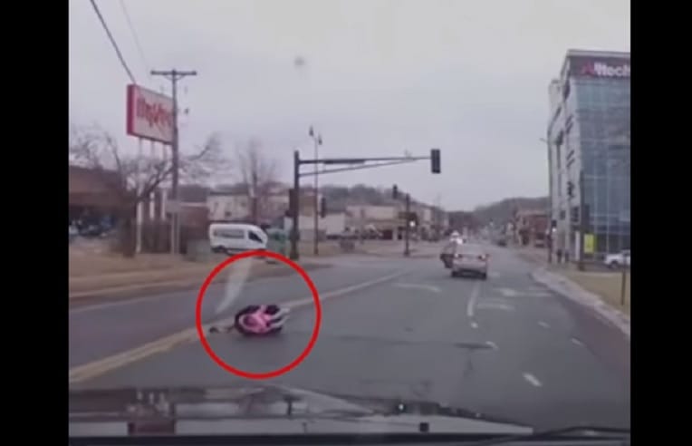 VIDÉO. Un enfant de deux ans éjecté de la voiture