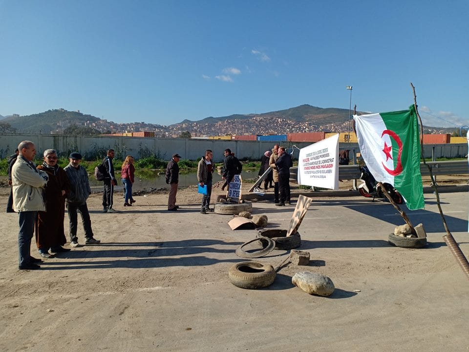 Des commerçants en colère ferment le principal échangeur du centre-ville de Bejaia