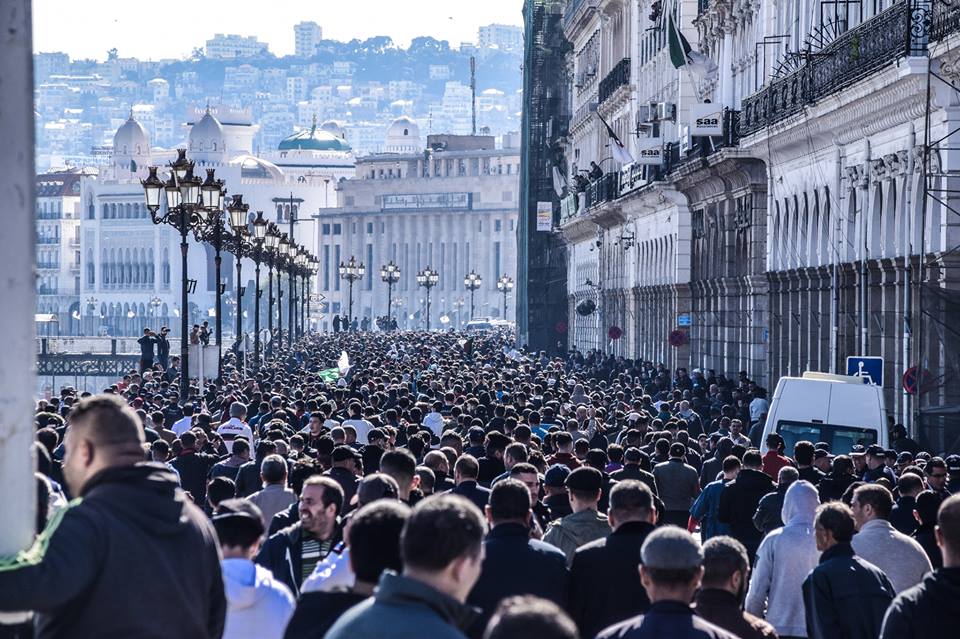 Des associations « invitent le pouvoir à répondre » aux doléances de la rue et le mettent en garde contre les « dérapages »