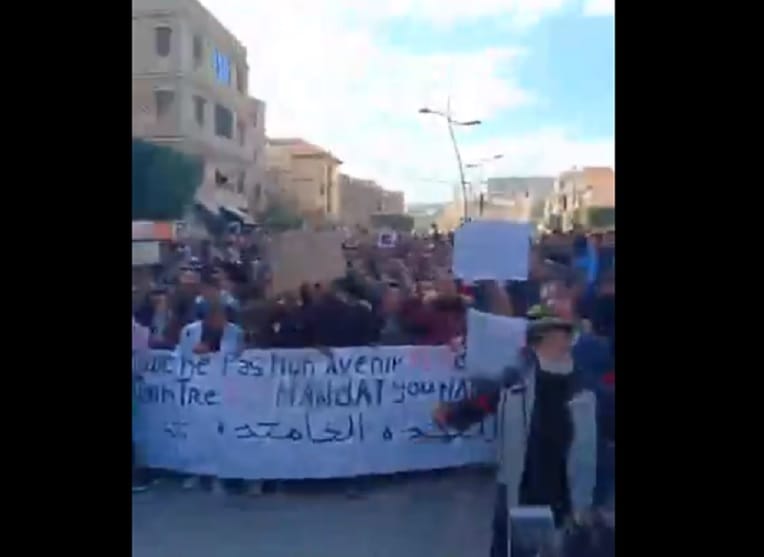 VIDÉO. « Y en a marre de ce pouvoir » : Bejaia marche contre le 5e mandat