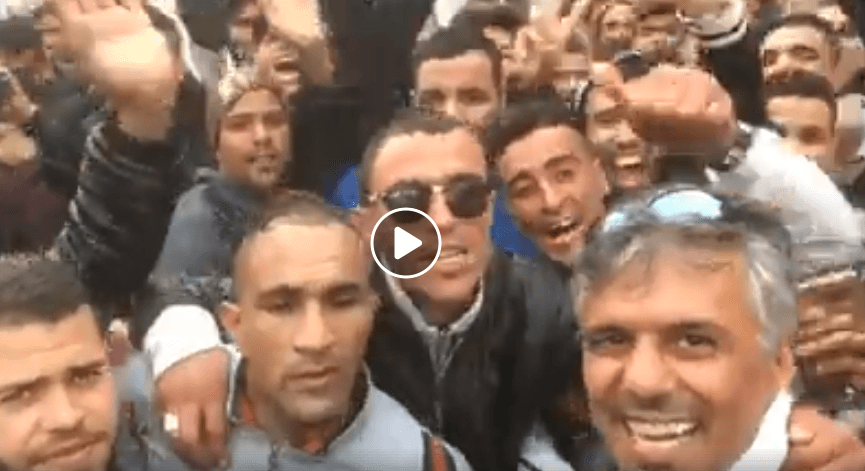 Vidéo : Nekkaz accueilli chaleureusement par des jeunes de Bou Saâda
