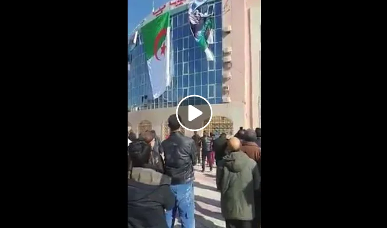 VIDÉO. Un poster de Bouteflika retiré par des manifestants de la façade de la mairie de Khenchela