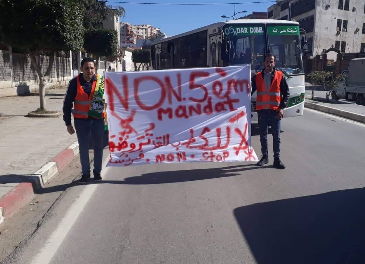 L’image du jour. Deux « gilets orange » contre le 5e mandat à Béjaia