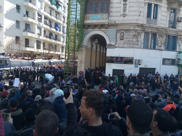 DIRECT. Marches contre le 5e mandat : des milliers de manifestants dans le centre d’Alger