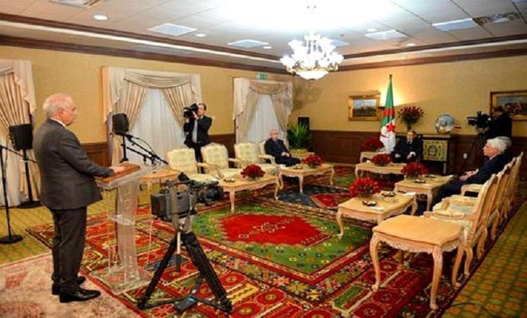 Le président du Conseil constitutionnel Tayeb Belaiz prête serment devant Bouteflika