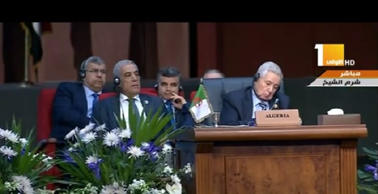 VIDÉO. Abdelkader Bensalah s’est-il endormi lors de l’ouverture du sommet Ligue arabe-UE au Caire ?