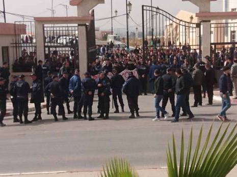 Marches des étudiants à Bouira: des élus du FLN parmi les manifestants