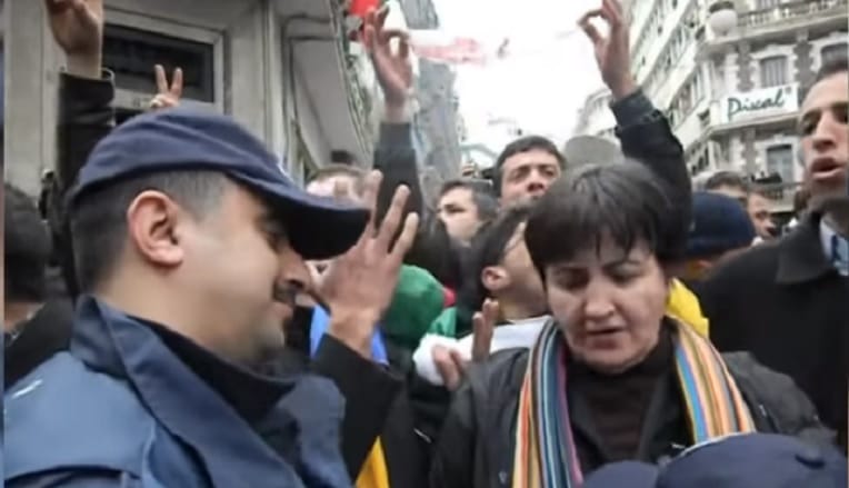 VIDÉO. Accolades et sourires entre CRS et manifestants à Alger