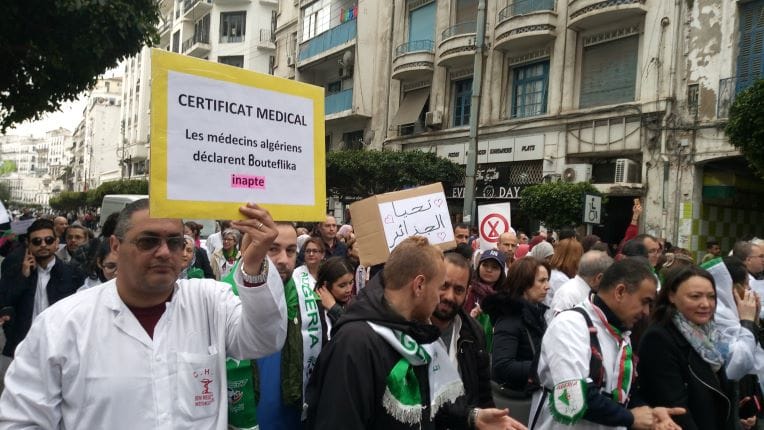 EN PHOTOS – Les médecins « prescrivent le départ du système »
