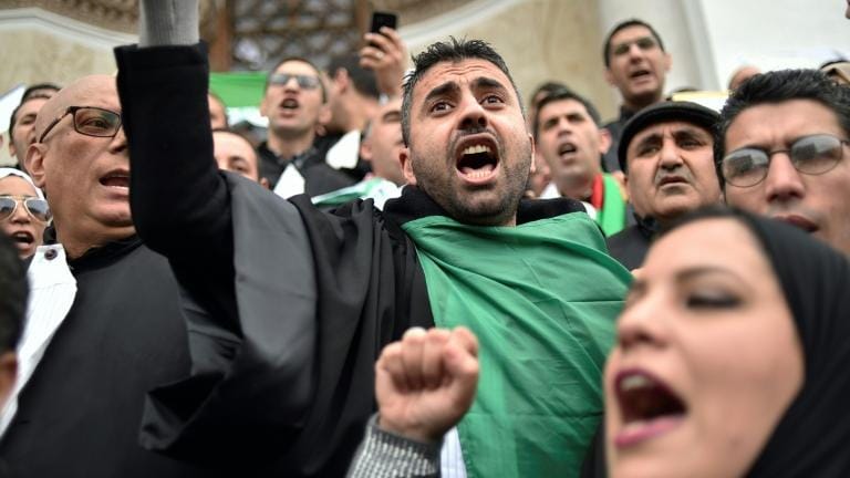 Les avocats forcent le dispositif policier et marchent à Alger pour dénoncer les pressions sur la justice
