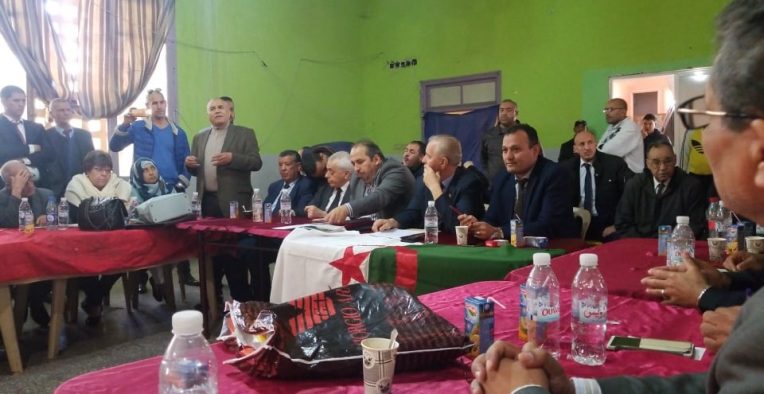 Réunis à Alger, 150 membres du comité central du FLN appellent à la démission de Bouteflika