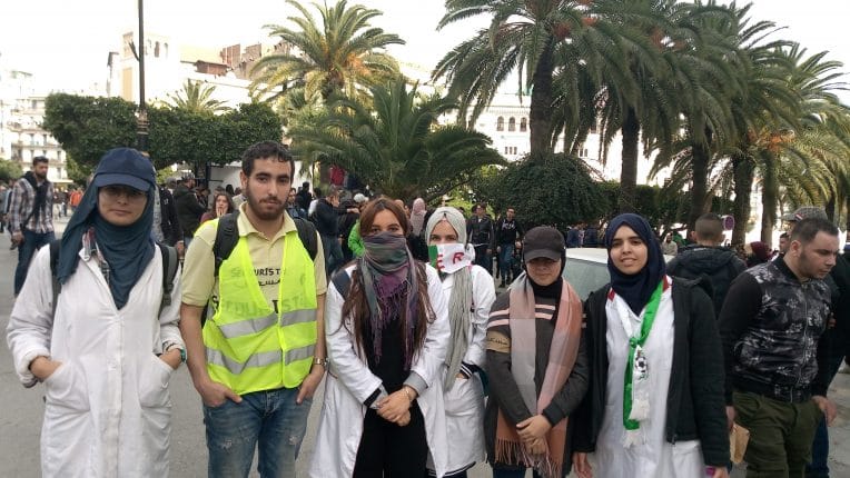 Au milieu des manifestations, des secouristes bénévoles soignent manifestants et policiers