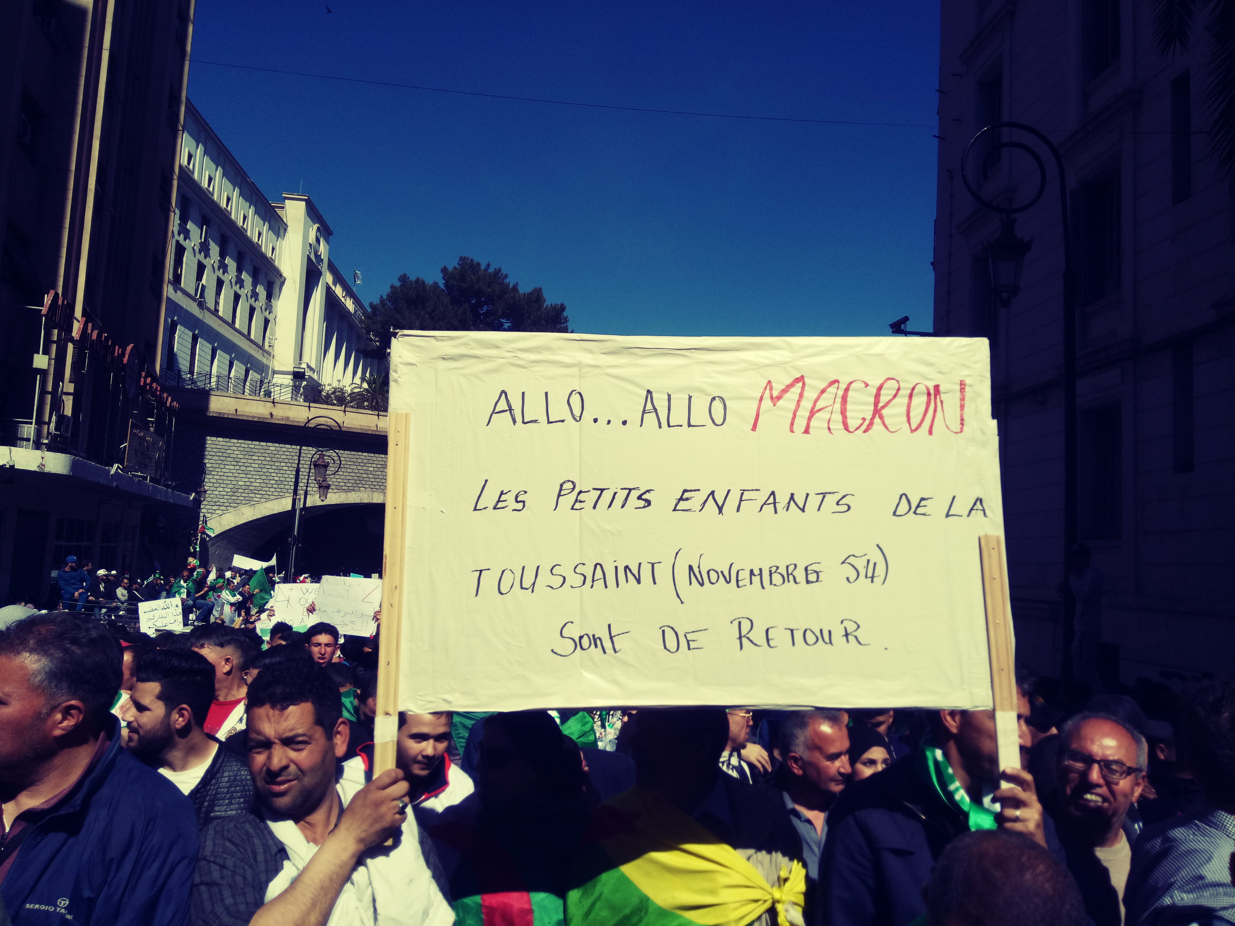« Macron dégage » : ce que les jeunes algériens disent au président français