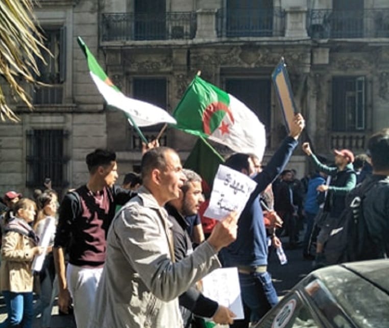 Des centaines de milliers d’Algériens manifestent contre le 5e mandat et pour un changement pacifique