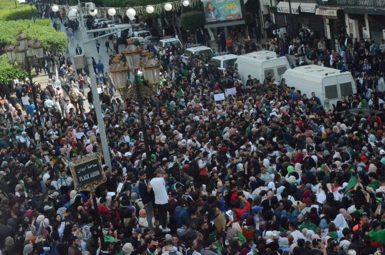 Manifestations contre le 5e mandat : l’armée adopte un ton rassurant