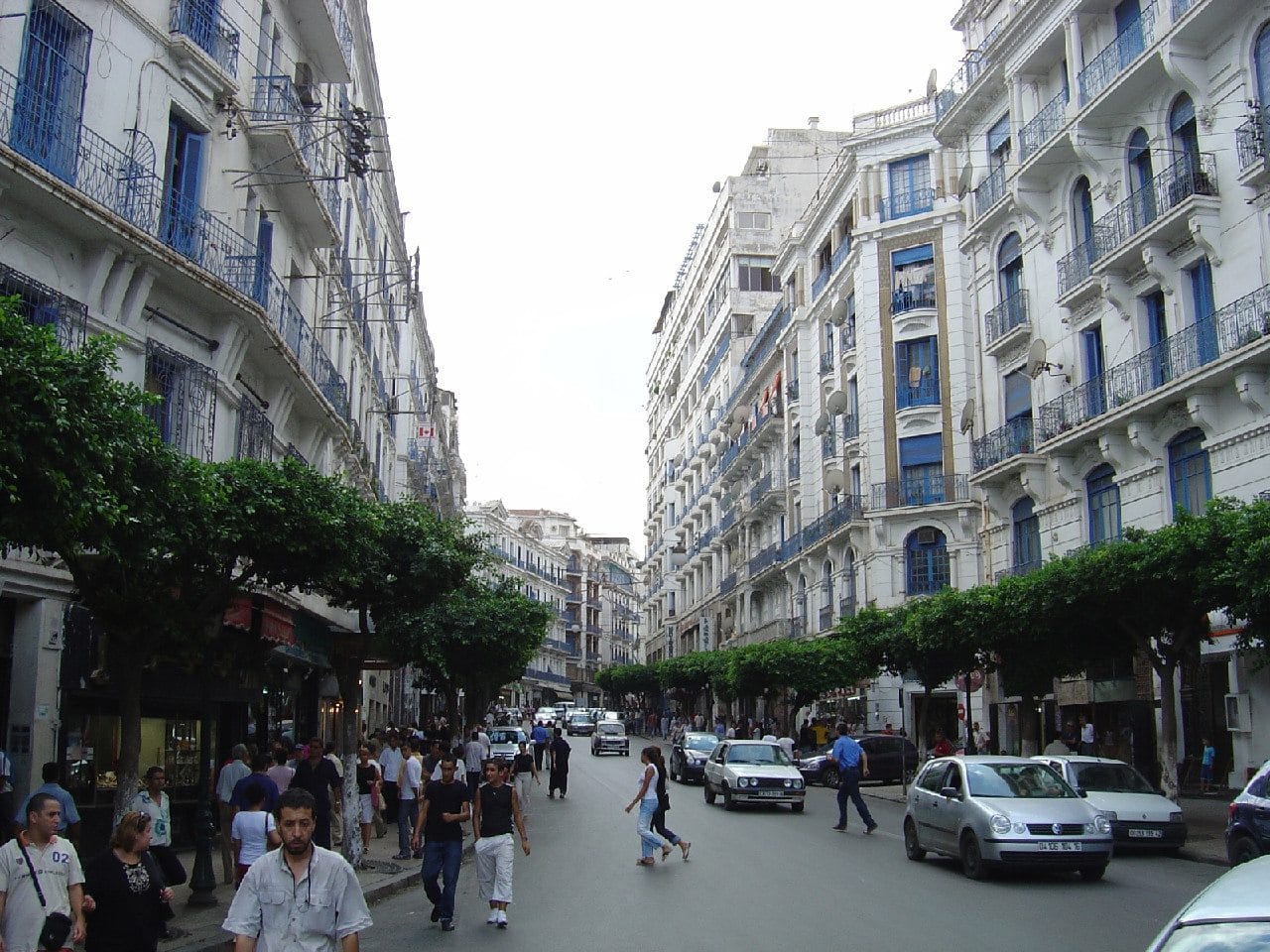 Calme précaire à Alger, la rue s’interroge sur la suite