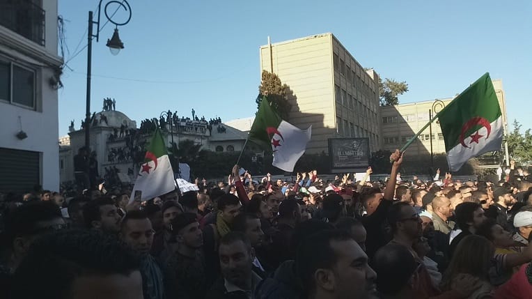 Les manifestations à travers les villes et villages du pays en vidéos