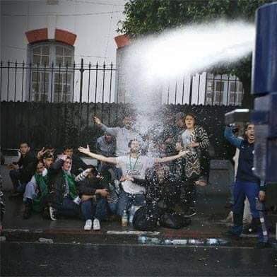 Etudiants arrosés au canon à eau à Alger, la nouvelle image iconique des manifestations