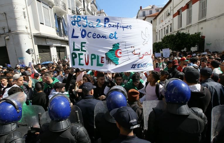 Militantes déshabillées dans un commissariat : le démenti de la police ne convainc pas