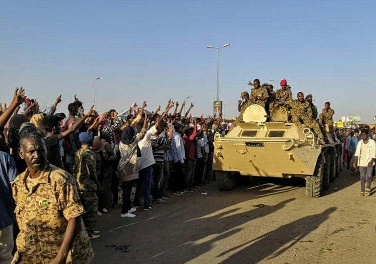VIDÉO. Soudan : l’armée tire sur les forces de l’ordre pour protéger les manifestants
