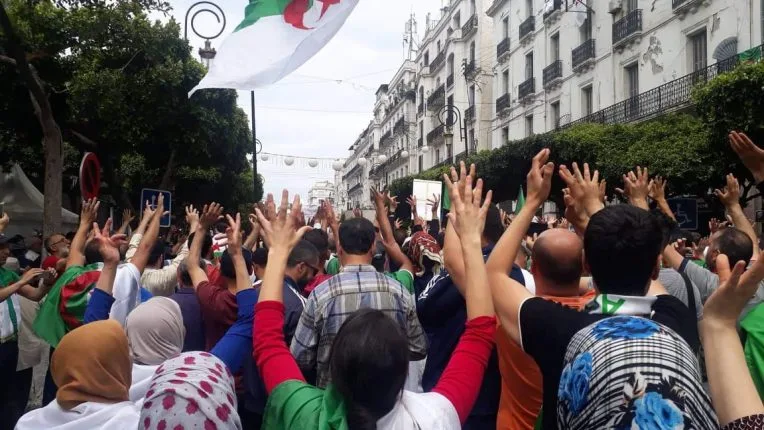 À Alger, le peuple brave un dispositif de police hors normes